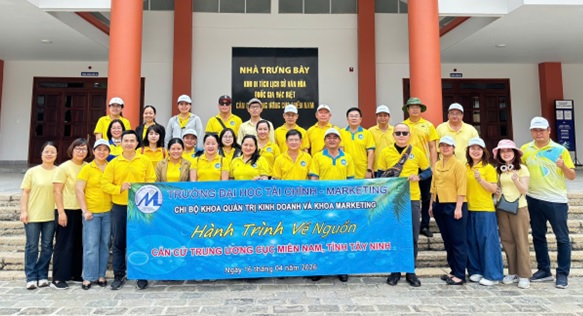 Chi bộ Đảng khoa Quản trị kinh doanh và Marketing tổ chức chuyến về nguồn tại khu di tích lịch sử Trung ương Cục Miền Nam