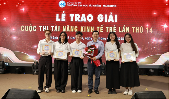 Nhóm sinh viên Khoa Quản Trị Kinh Doanh đạt giải Ba Cuộc thi Tài năng Kinh tế trẻ lần thứ 14 năm 2025